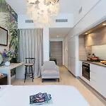 Beautiful Stylish Apartment With Marina Views