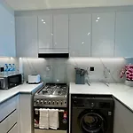 Cozy & Stylish 1Br Apt Jvc Pool & Parking