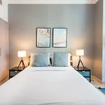 Marina Quays West-Charming 1-Br Retreat In The Heart Of Marina
