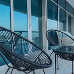Awesome 1-Bedroom Apartment Perfect For 4 In Business Bay