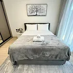 Roomy 1 Bedroom Apartment With Pool View
