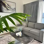 Roomy 1 Bedroom Apartment With Pool View