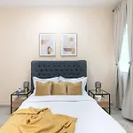 Spacious & Cosy 1Br In Marina