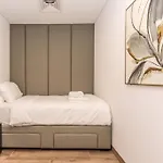 Luxury Apartment In Oakley Square Residences, Jvc
