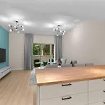 Prime Location, Great Value 1 Bedroom Apt Near Moe, Greens