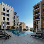 Exquisite 2Br Apartment In La Cote Building 5