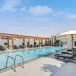 Elegant Studio In Luma 22 Prime Location