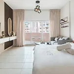 Sunny Studio Perfect For Discovery Gardens Stays