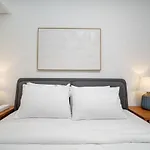 Elegant 2 Bed Downtown Duplex - Prime Location