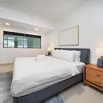 Elegant 2 Bed Downtown Duplex - Prime Location