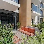 Marcopolo - Chic Studio Huge Balcony & Top-Notch Amenities
