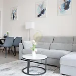 Spacious 1Br With City View , 5Mins To Downtown - 607