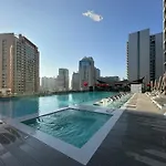 Sky High Comfort 1Br Plus Study With City And Canal Views