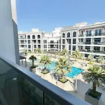 Spacious Luxury Studio Near Mall Of The Emirates With Pool Access