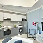 Spacious Luxury Studio Near Mall Of The Emirates With Pool Access