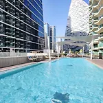 Livbnb- High-End 2Br With Dubai Canal View