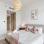 Luxurious 2Br In Beachfront With Marina Skyline View