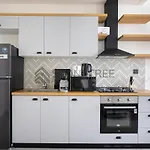 Modern 1Br At Collective Tower 1 Near Hills Mall