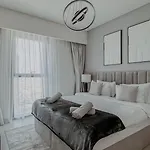 Burj Crown Luxury 2Bedroom Balcony & View