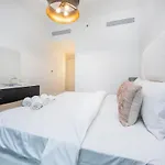 Cozy Spacious 2-Bedroom Apartment In Downtown