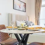 Vogue Residence - Near Miracle Garden And Butterfly Garden
