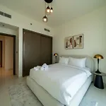 Homes & Beyond I Pristine 2Br With Waterfront View