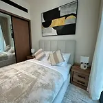 Stylish 2 Bedroom Apartment With Private Pool Jvc