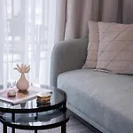 Keyrock Living - Lakeview Luxury With Pool Access