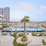 Striking 1-Bedroom Apartment In Oxford 212, Jvc