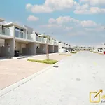 Tranquil 3Br Townhouse In Damac Hills2 By Deleguest