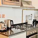 Homes 2 Retreat - Modern Studio Retreat In The Heart Of Business Bay