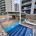 Burj View - Chic 2Br - 5Min Dubai Mall Canal