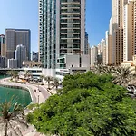 Stylish And Cozy 1 Bed Apartment With Marina Views