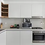 2Br Elegant Interior, Breathtaking Views, Downtown