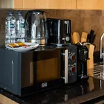 Modern Studio Apartment In Goldcrest Views