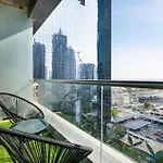Modern Studio Apartment In Goldcrest Views