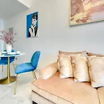 Downtown Beautiful 1Bed With Outdoor Garden