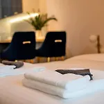 Spacious Luxe Studio Near Metro