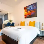 Spacious Luxe Studio Near Metro