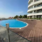 Spacious Apartment In Palm Jumeriah With Access To Private Beach