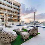 Sunny Studio, Pool, Villa Views, Near Metro