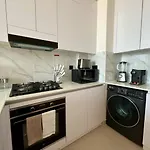 Elegant 1Br Escape In Jvc!