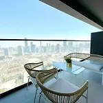 Gold Kissed 1Br Apt In The Heart Of Jvc!
