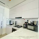 Gold Kissed 1Br Apt In The Heart Of Jvc!