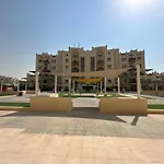 Elegant Family Stay - Playground View In Remraam