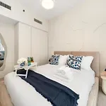 Luxury Apartment With Balcony & Full Burj Khalifa View By Dejaview Stays
