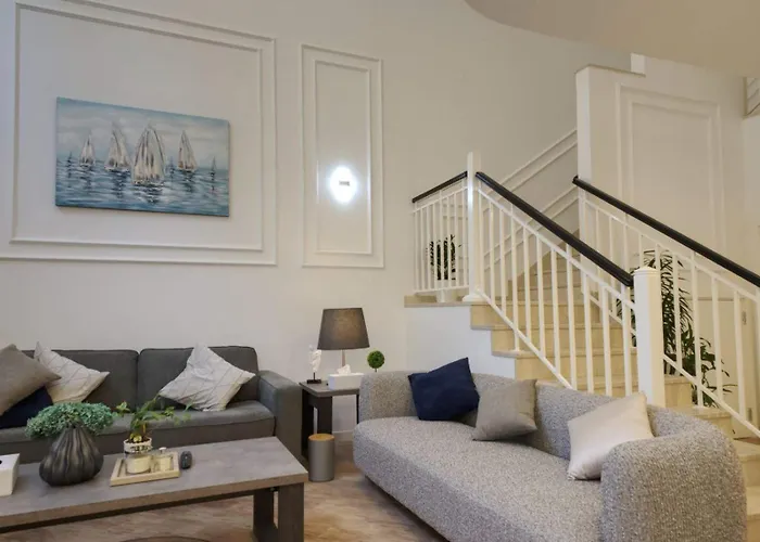 Stunning 4 Bedroom Villa At The Lakes