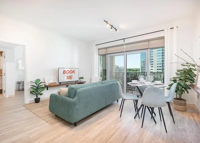 Warm 2-Bedrooms With Modern Kitchen Interior In The Greens!