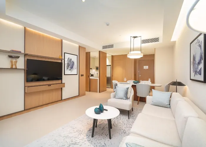 Spacious 3 Bedroom Apartment In Downtown With Burj Khalifa View