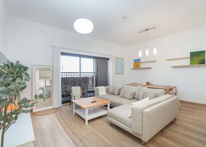 Stylish 2-Bedroom Apartment With Balcony Views In Dubai